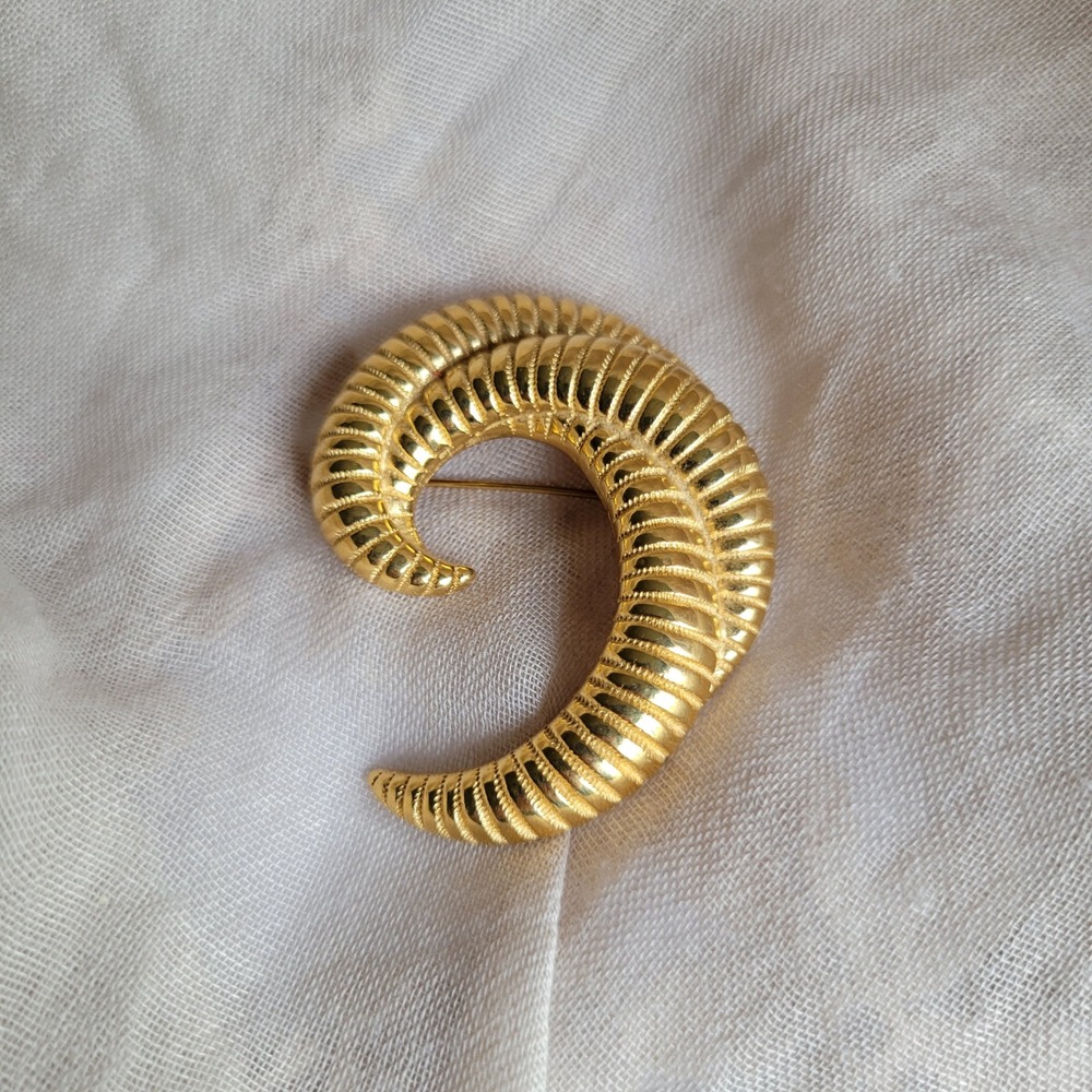 Monet Vintage 1980s Gold Toned Ribbed Crescent Swirl Statement Brooch Signed